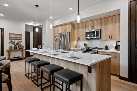 Arrow Penthouse 221 - Image 1